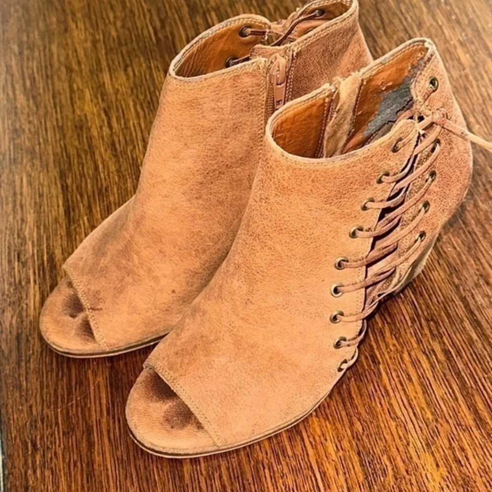 Lucky Brand, Harlee light brown leather open toe healed booties size 6M